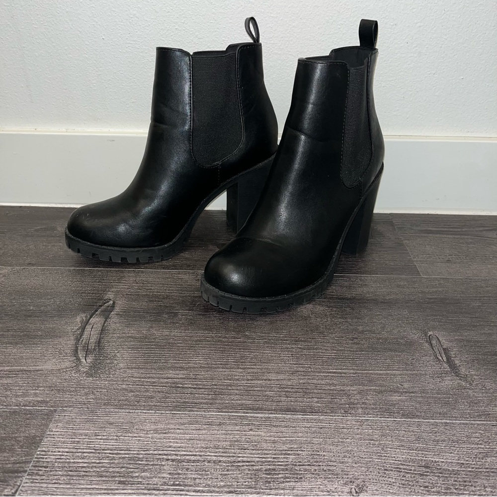 SODA Lug Sole Womens Chelsea Boots